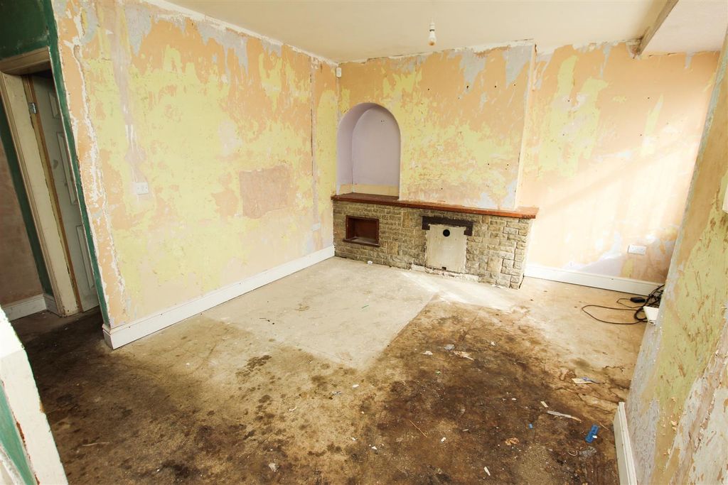 Property photo 3 of 16 Lounge