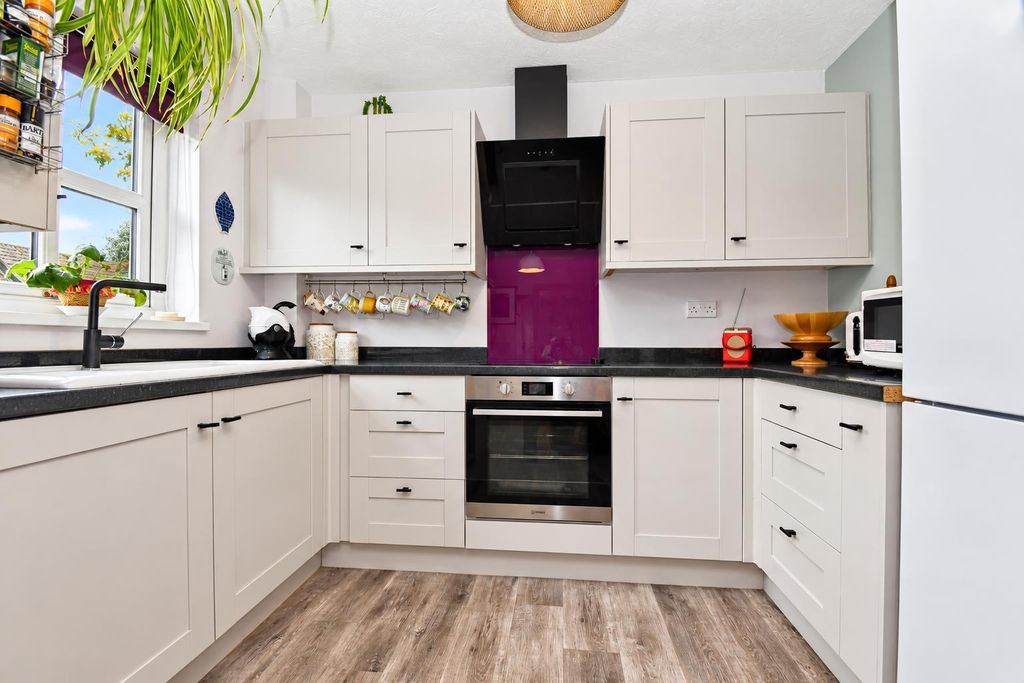 Property photo 3 of 14 Bright Modern Kitchen With Purple Splashback.Png