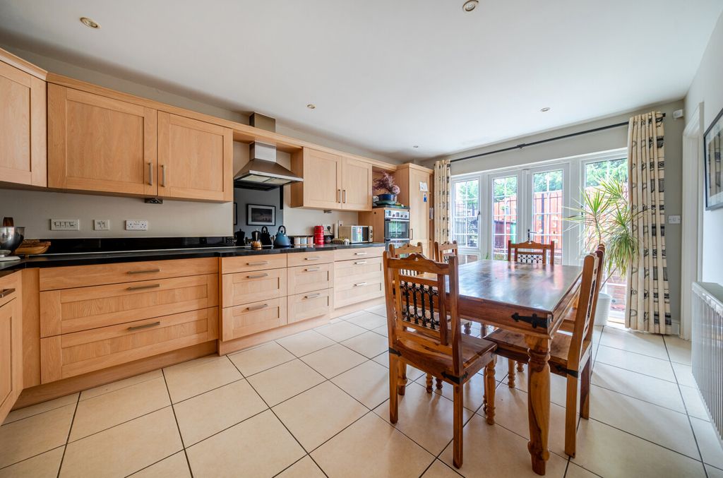 Property photo 2 of 25 Eat-In Kitchen