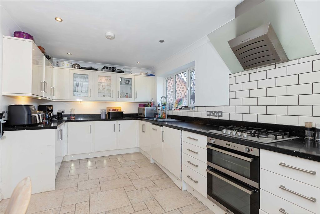 Property photo 2 of 18 Arundel Rd_7.Jpg