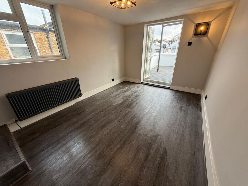 Property photo 2 of 11 Lounge