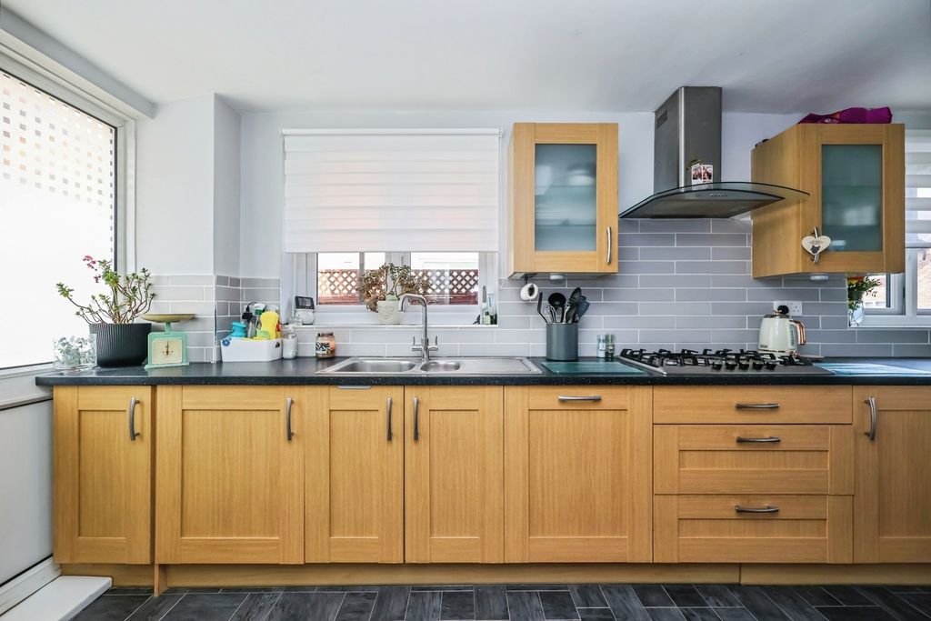 Property photo 3 of 17 Fitted Kitchen