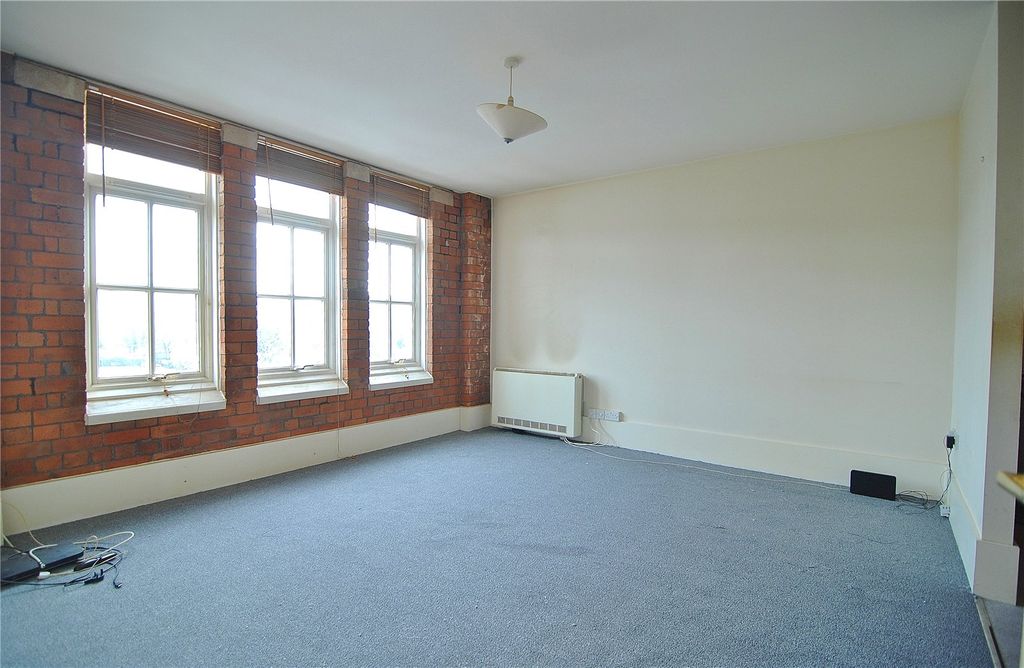 Property photo 2 of 8 Picture No. 11