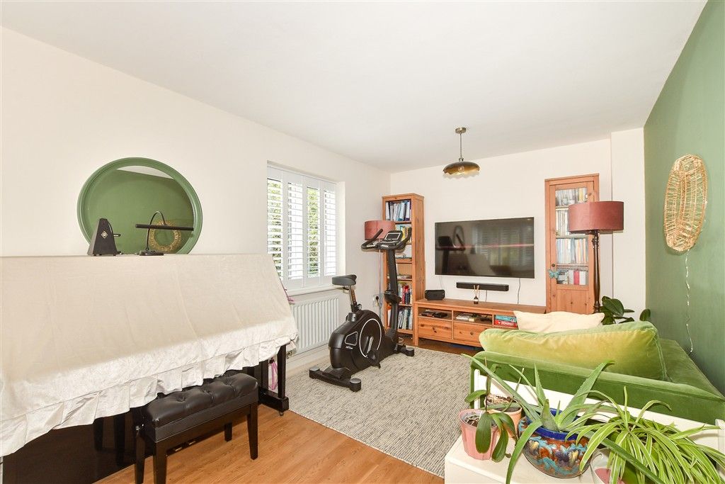 Property photo 3 of 14 Lounge