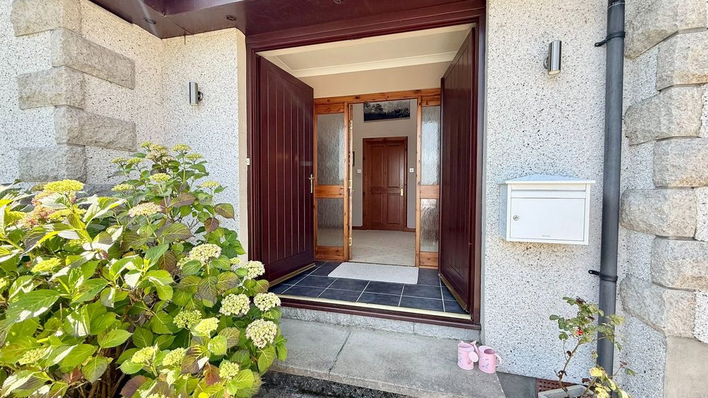 Property photo 3 of 33