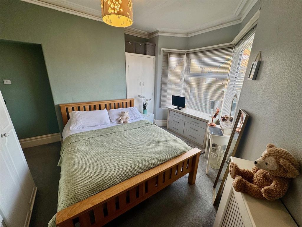 Property photo 2 of 17 Bedroom 1B.Jpg