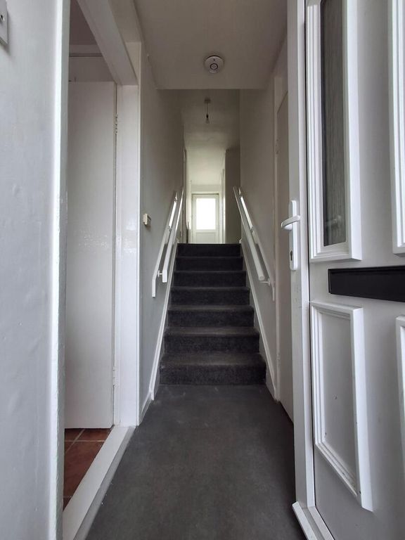 Property photo 2 of 10 Hallway