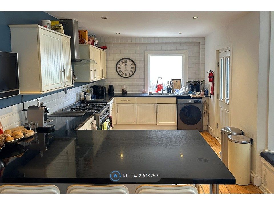 Property photo 3 of 11 Kitchen