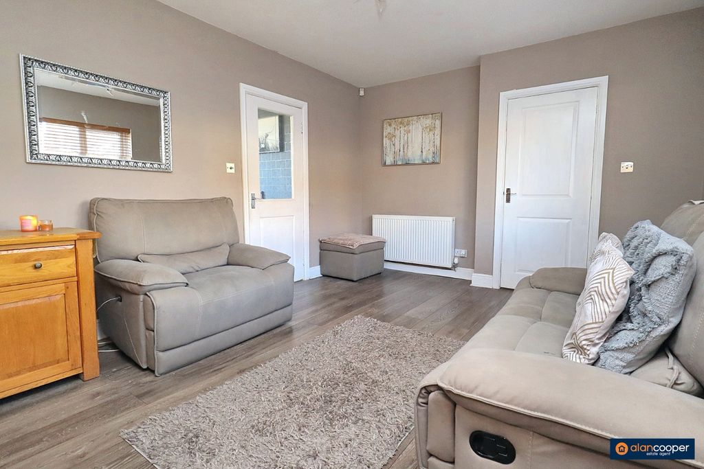 Property photo 3 of 21 4698665