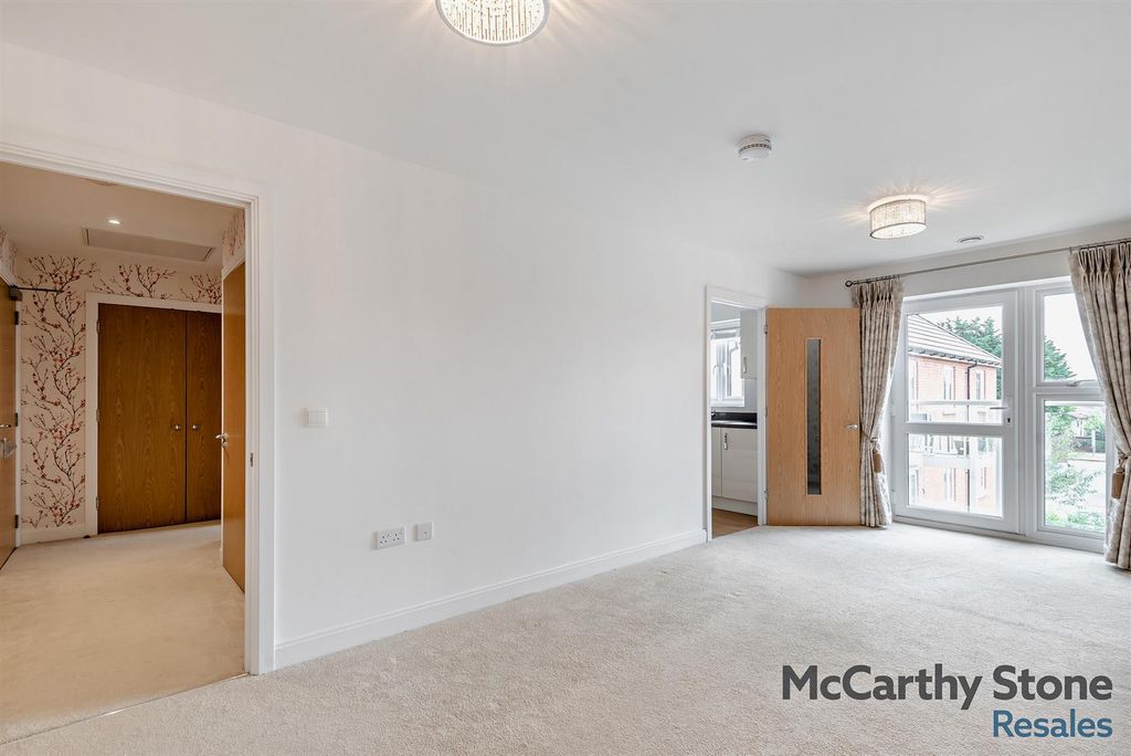 Property photo 3 of 20 8656517-Interior02-800.Jpg
