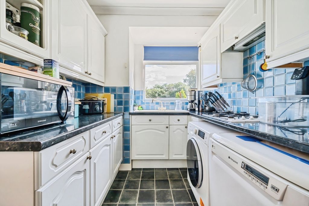 Property photo 3 of 11 Kitchen