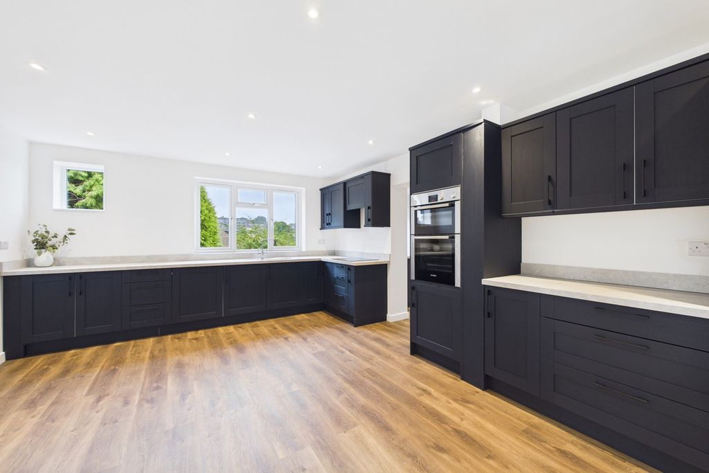 Property photo 2 of 28