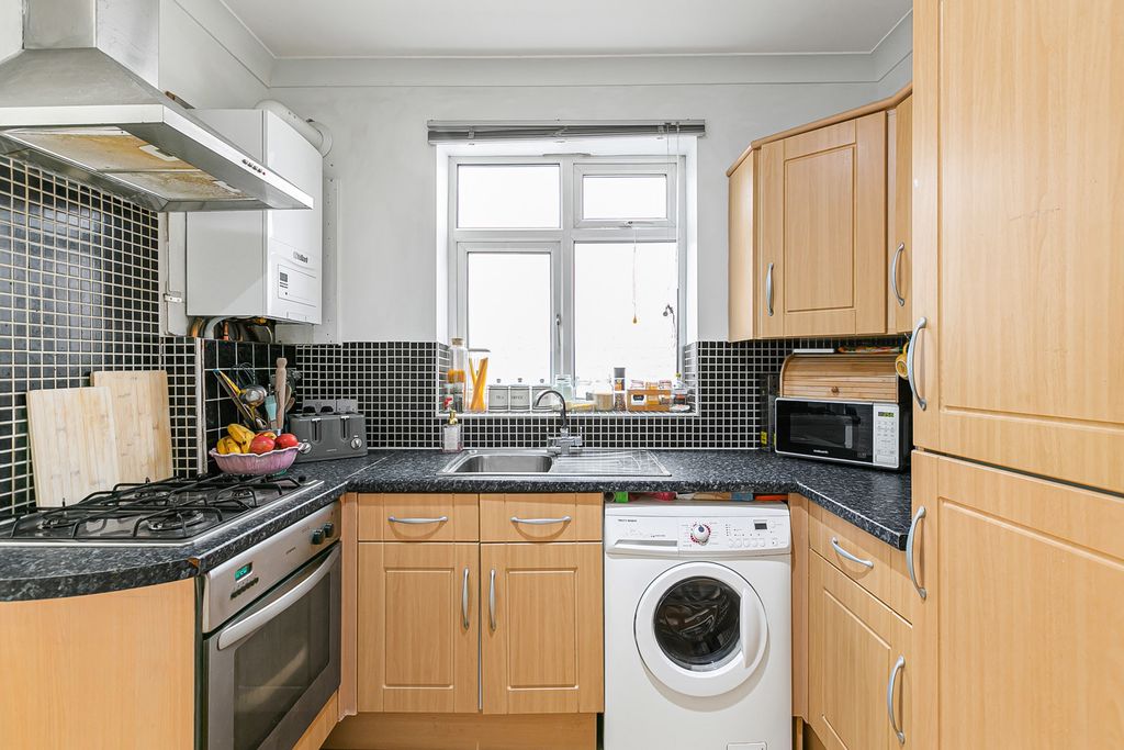 Property photo 3 of 16 Reception/Kitchen