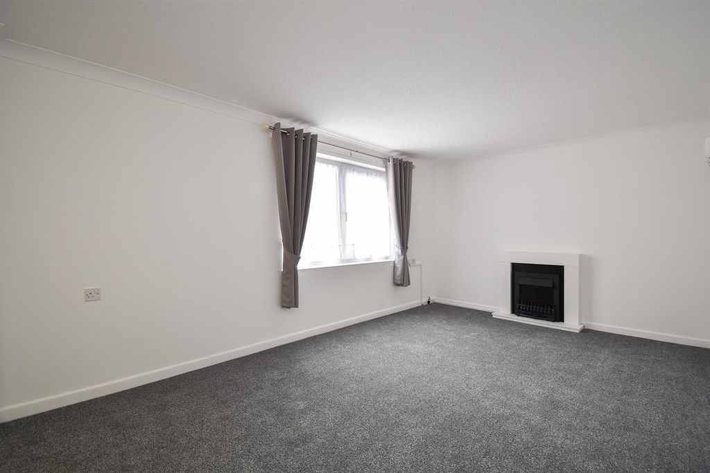 Property photo 1 of 12 Living Room