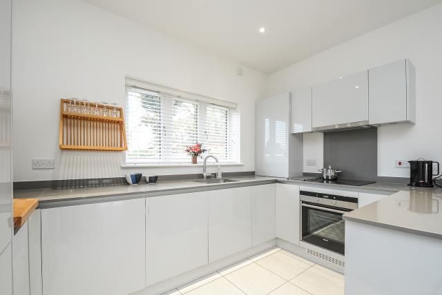 Property photo 2 of 10 Kitchen