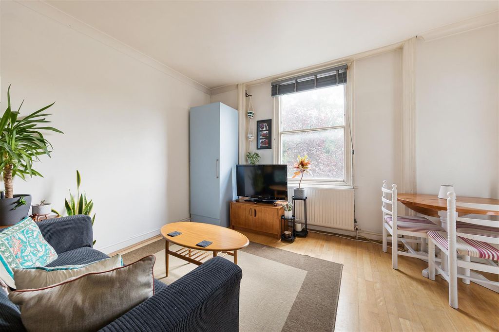 Property photo 3 of 21 Hermon Hill, E11