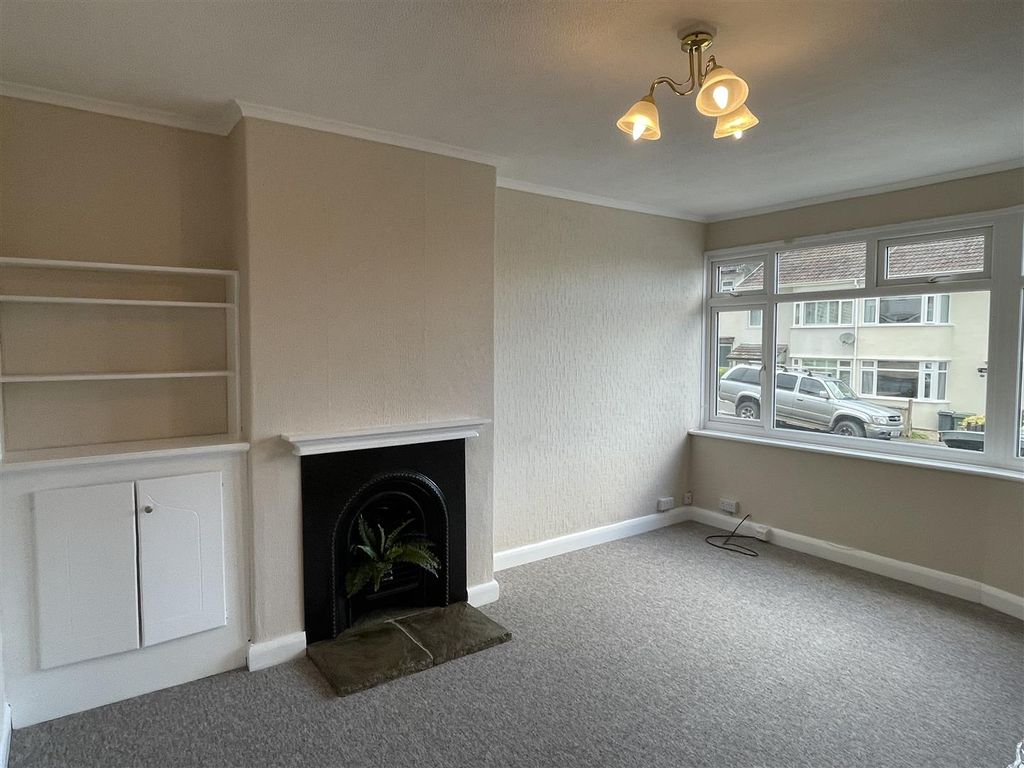 Property photo 3 of 11 Living Room