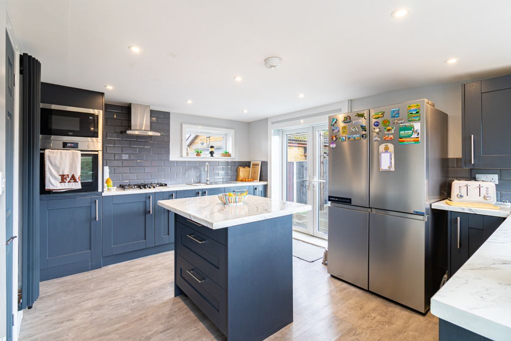 Property photo 2 of 25 4669075