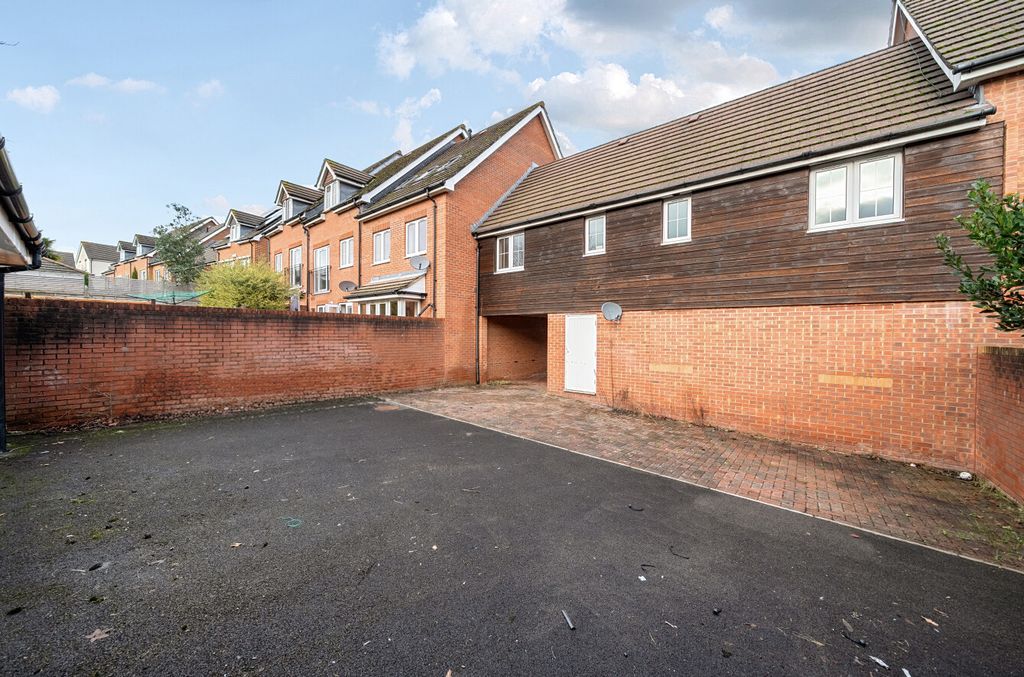 Property photo 1 of 11 1395072-15-694956...