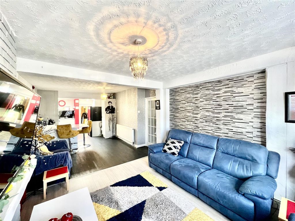 Property photo 2 of 11 Through Lounge