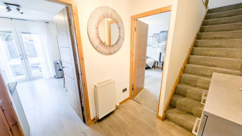 Property photo 2 of 18 Hallway