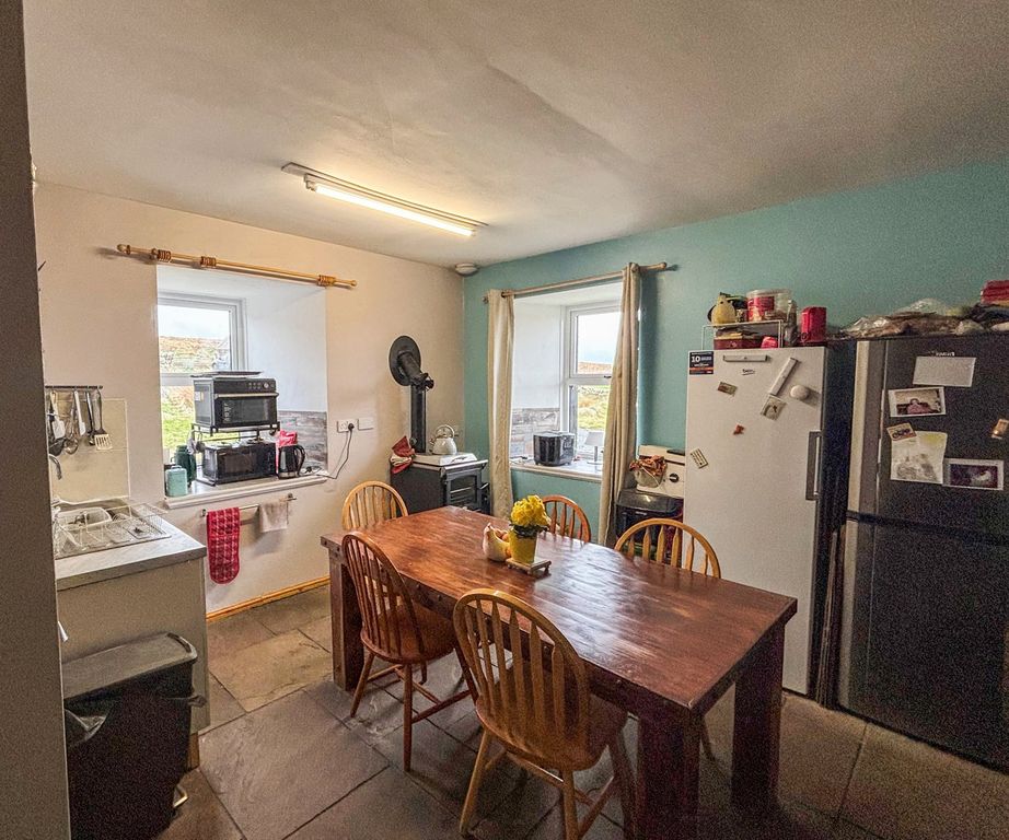 Property photo 3 of 10 Kitchen 
