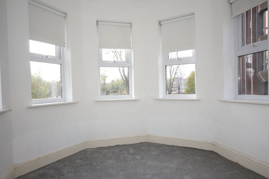 Property photo 3 of 8 Dining Area