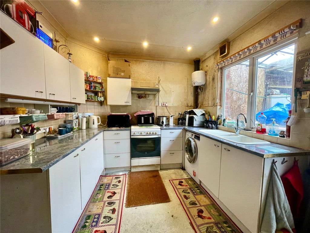 Property photo 3 of 8 Kitchen