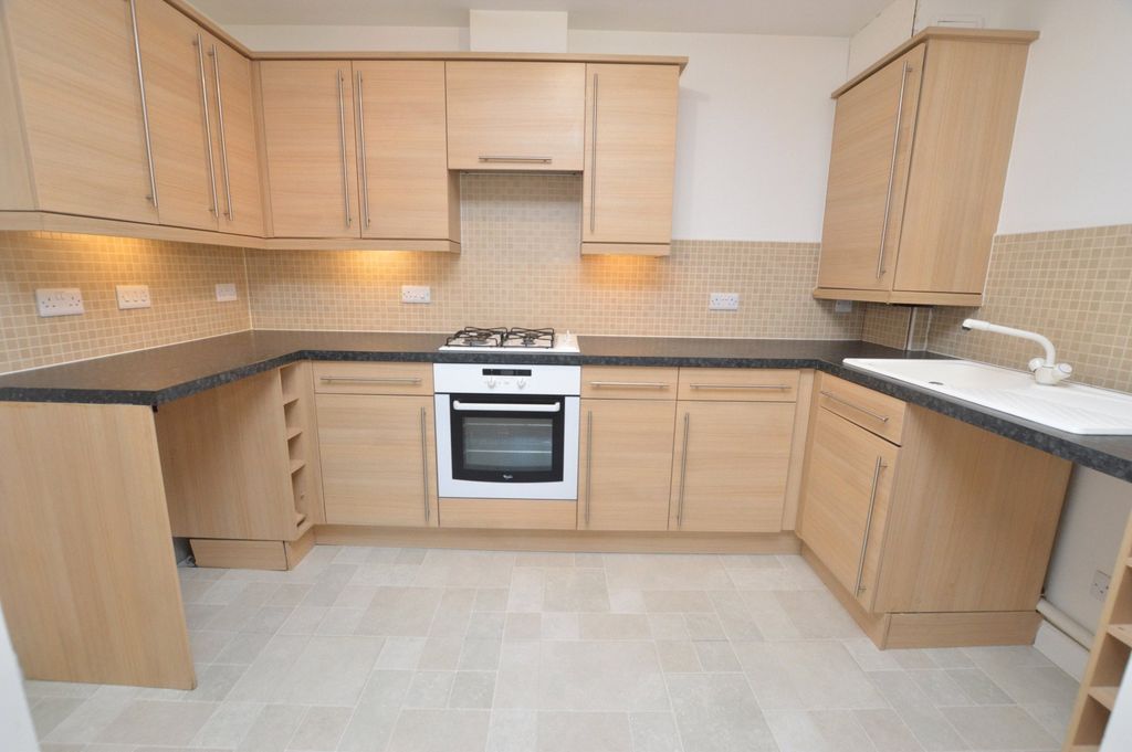 Property photo 3 of 11 Kitchen