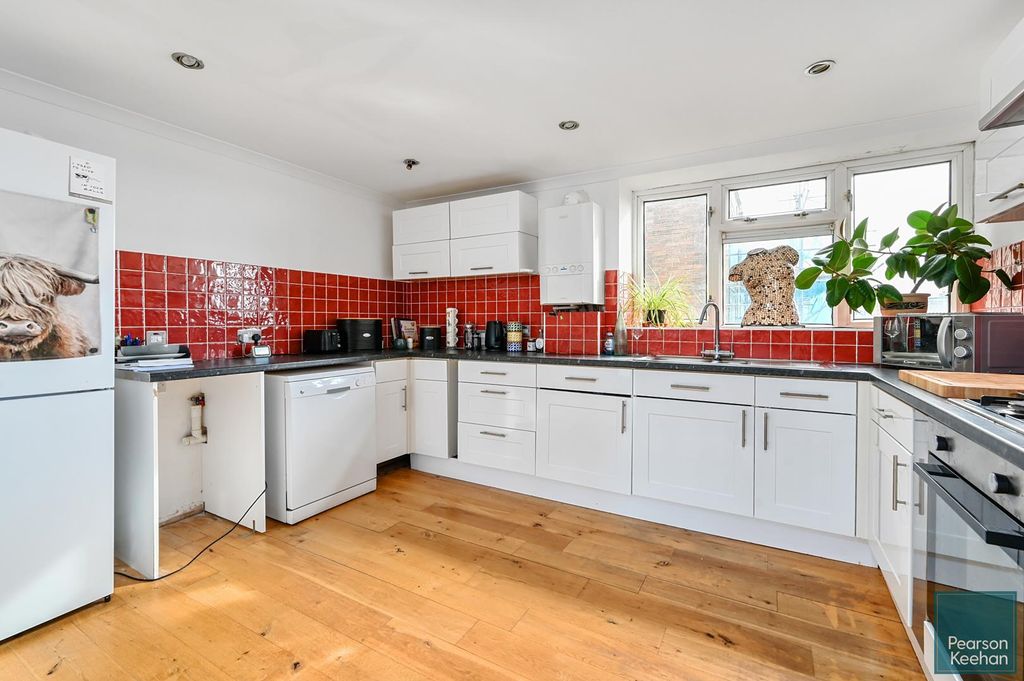 Property photo 3 of 14 64 Coates Court, Bn42 (6).Jpg