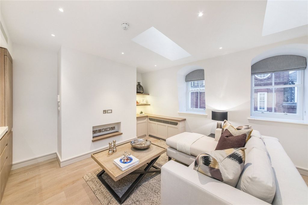 Property photo 1 of 11 Henrietta Street