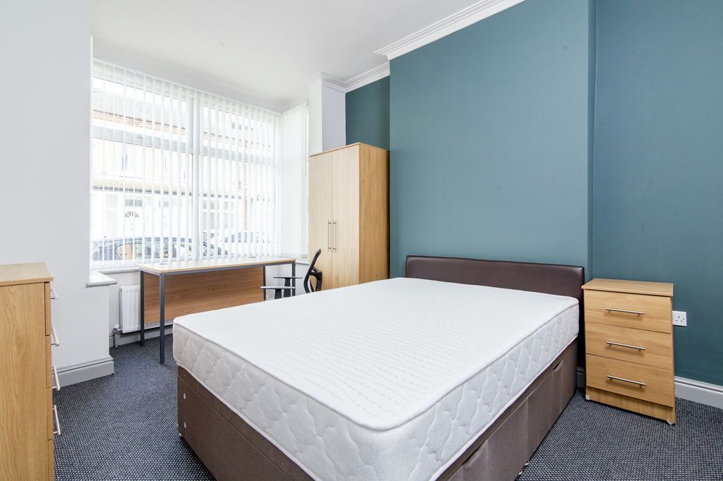 Property photo 3 of 7 Bright And Spacious Double Bedroom Featuring Large...