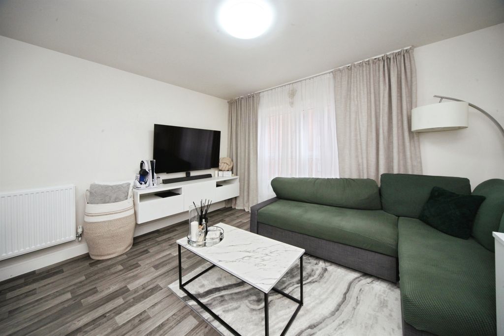 Property photo 2 of 8