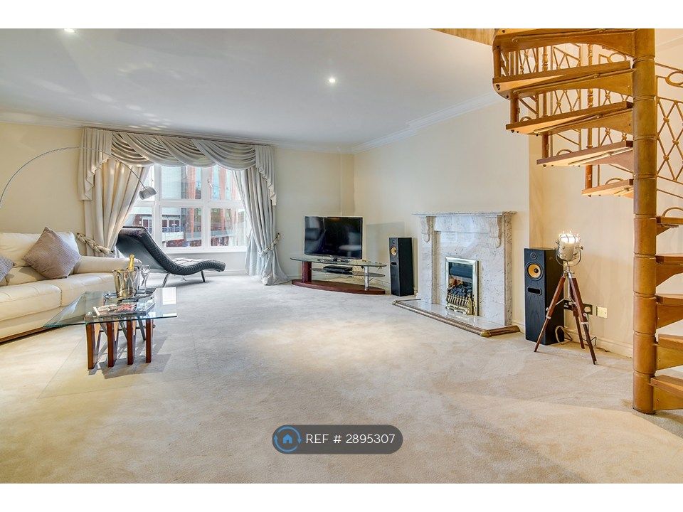 Property photo 1 of 33 Spacious Canal Side Lounge