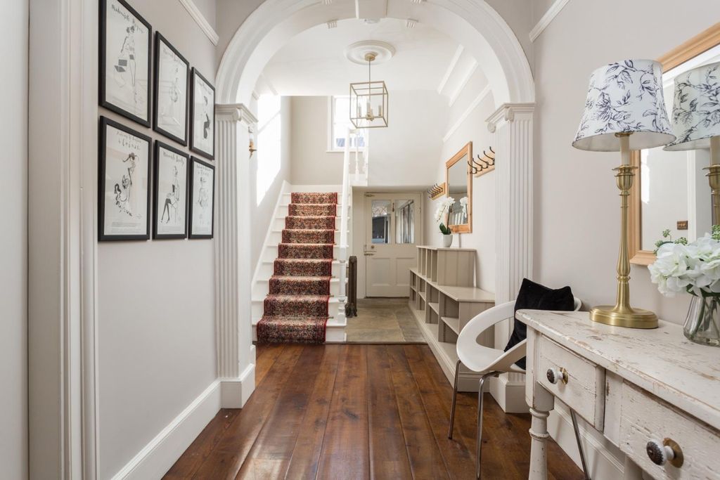 Property photo 2 of 16 Entrance Hall