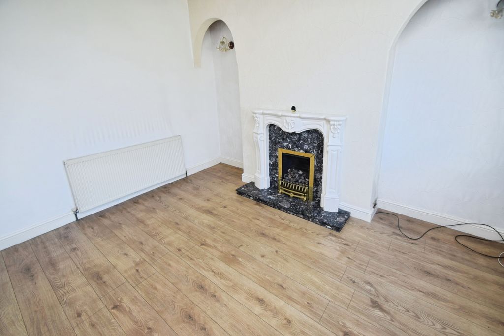 Property photo 2 of 12 1392ee76-Lounge 201
