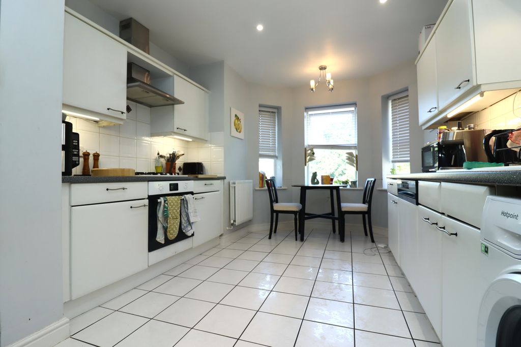 Property photo 2 of 7 5 Chestnut Court Kitchen