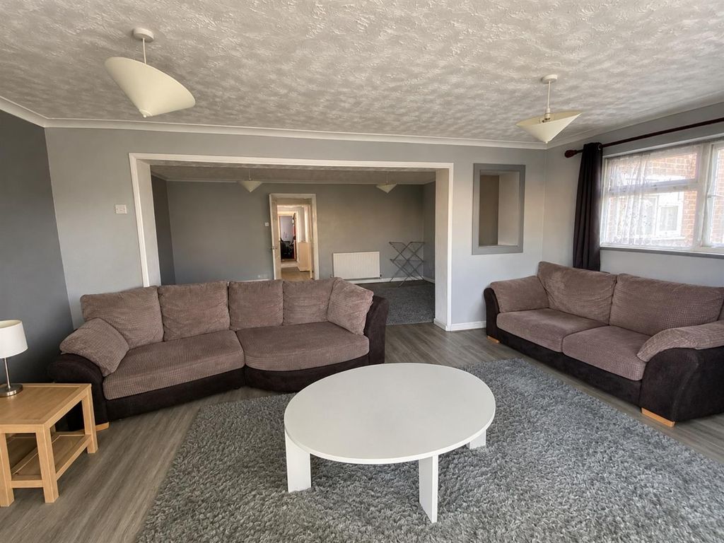 Property photo 3 of 12 Lounge