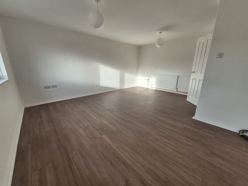 Property photo 3 of 8 Lounge (2)