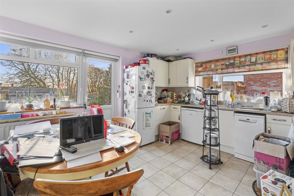 Property photo 3 of 11 Kitchen Diner