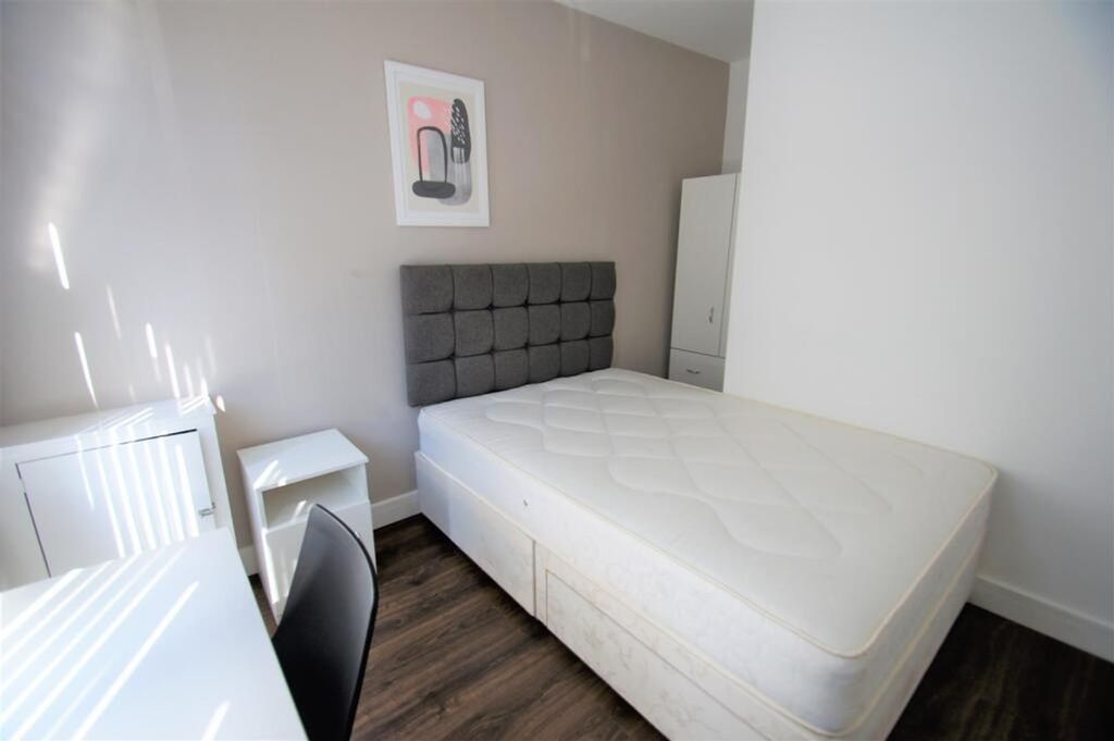 Property photo 3 of 8 Bright And Inviting Double Bedroom Featuring A Com...