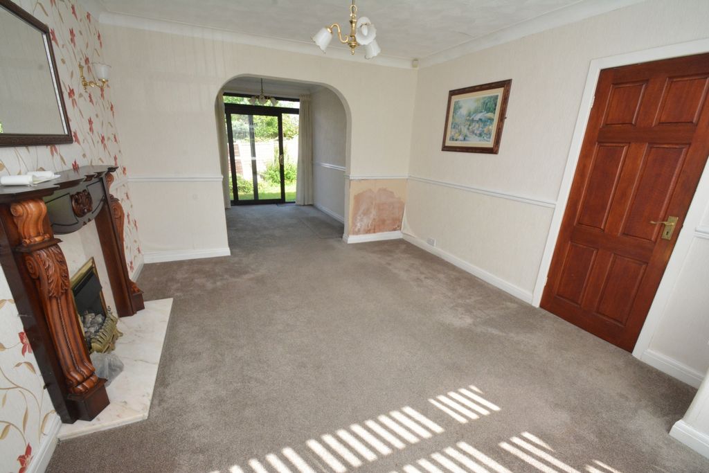 Property photo 3 of 13 Lounge