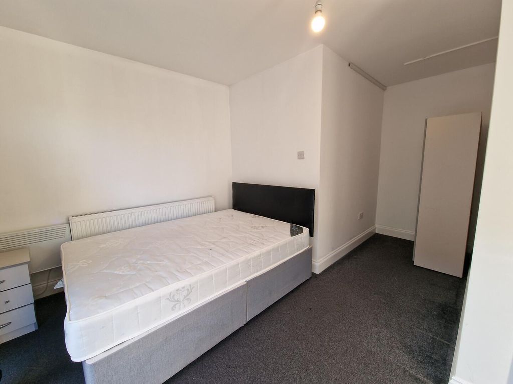 Property photo 3 of 6 Bedroom