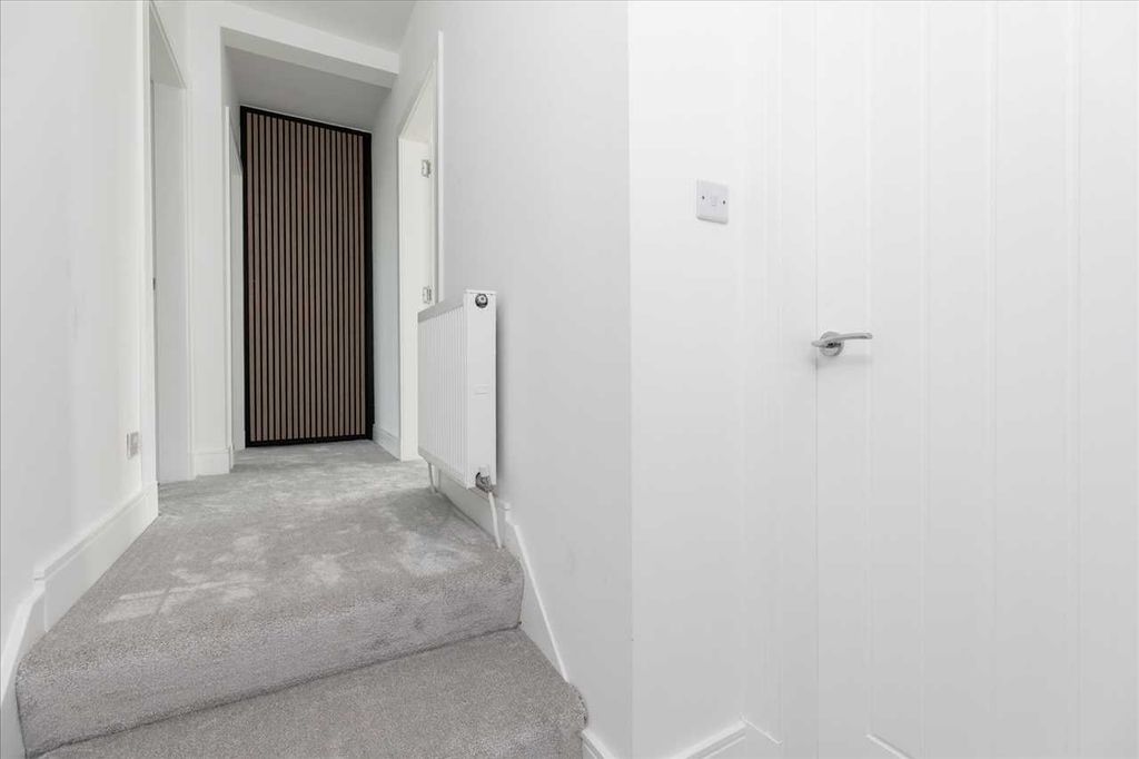 Property photo 2 of 17 Hallway