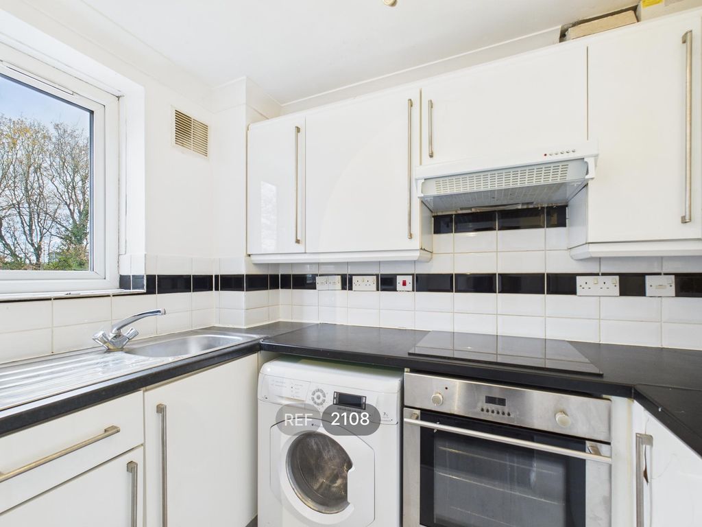 Property photo 3 of 9 Kitchen