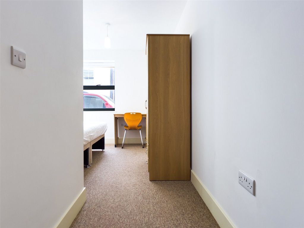 Property photo 2 of 7 Studio-Room-To-Rent