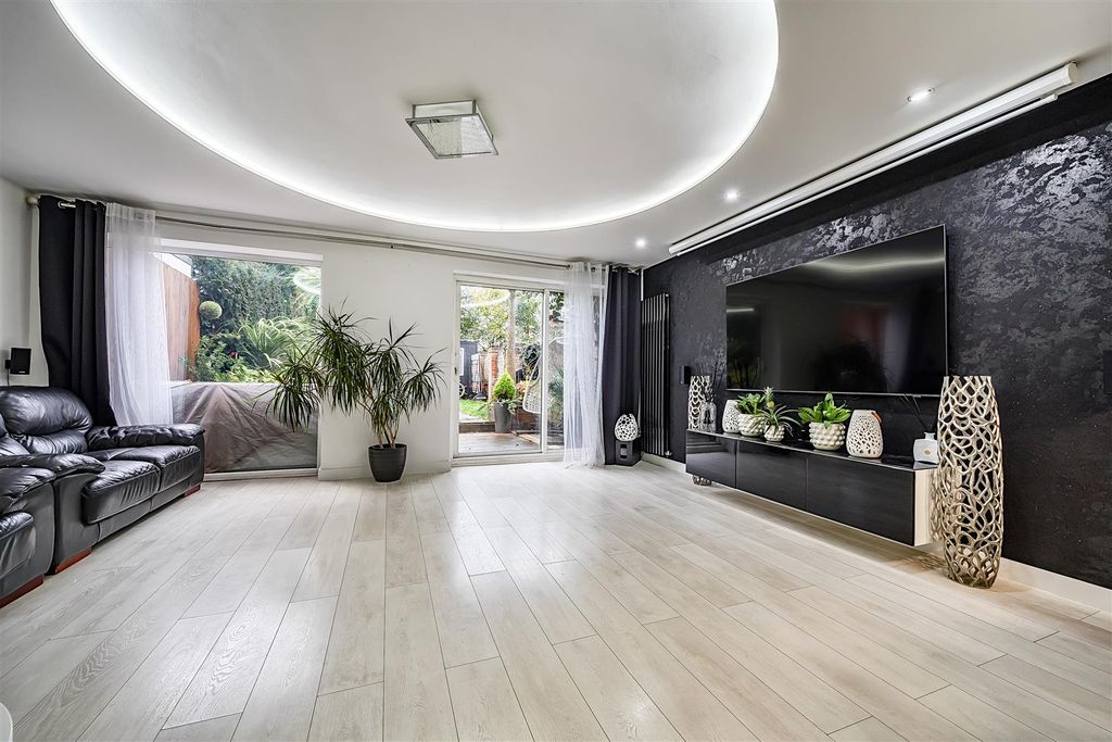 Property photo 3 of 12 Living