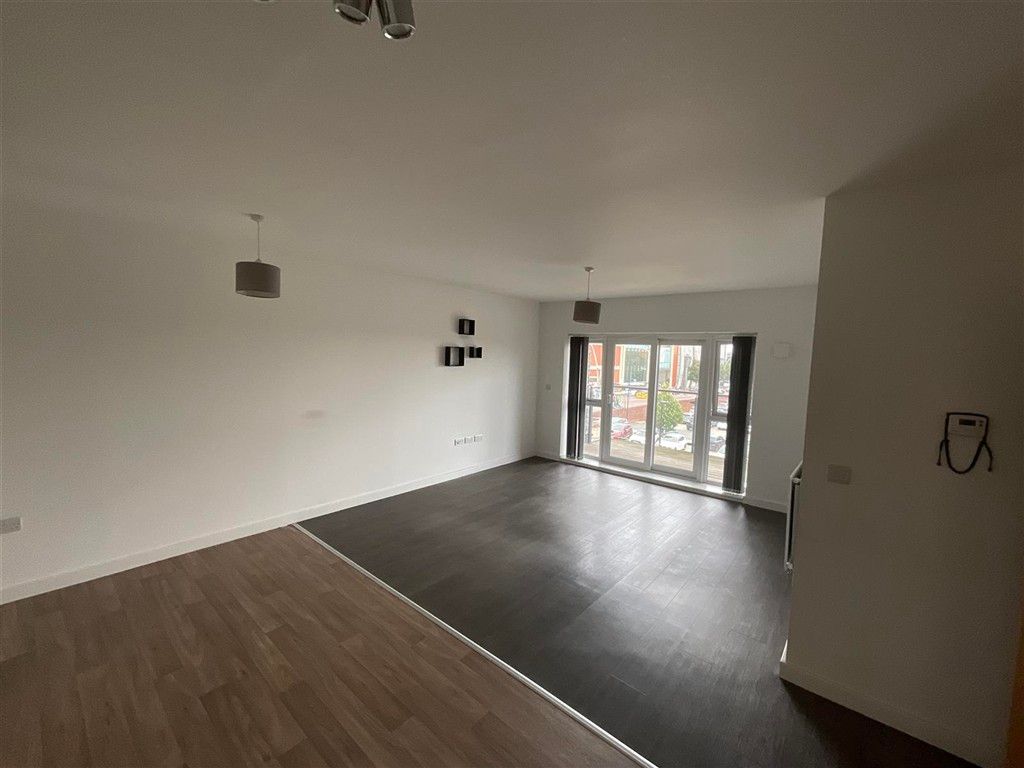 Property photo 3 of 7 Lounge/Dining Area