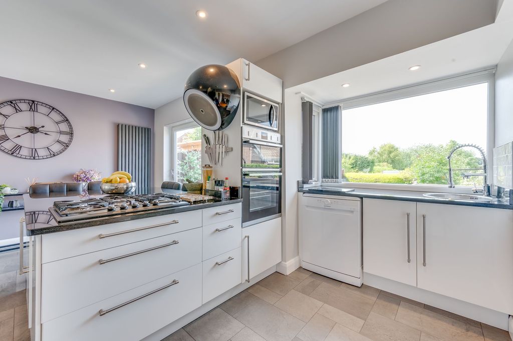 Property photo 2 of 39