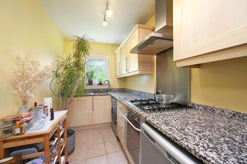 Property photo 3 of 10 Kitchen